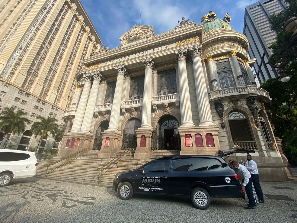 Corpo de Elza Soares chega ao Theatro Municipal — Foto: Matheus Rodrigues/g1