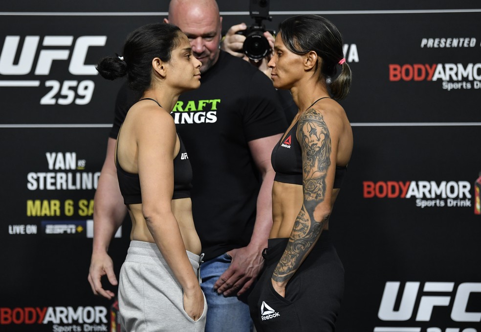 Livinha Souza x Amanda Lemos encarada UFC 259 — Foto: Jeff Bottari/Zuffa LLC