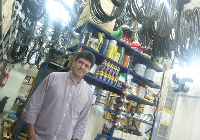 Angelo Zaroni em sua loja de produtos para manutenção predial (Foto: Marco Zanni)