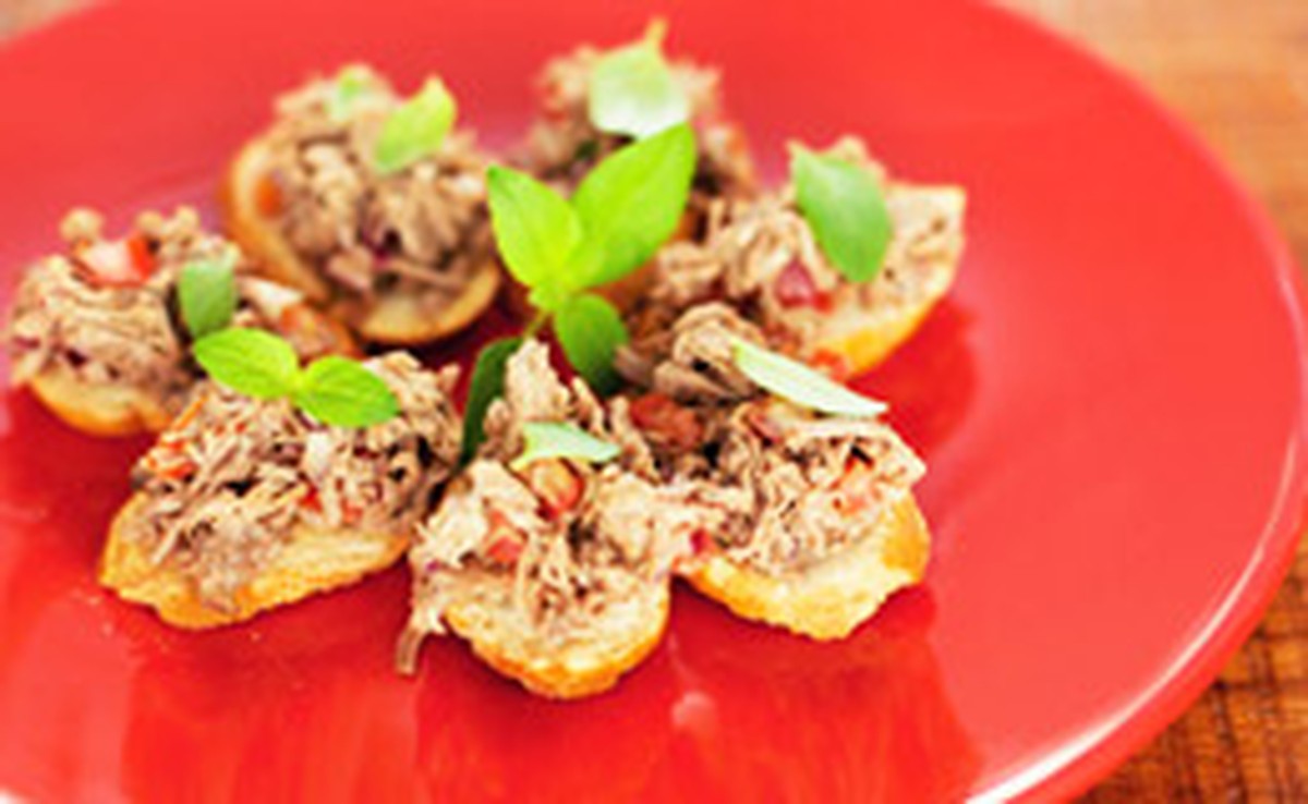 Carne louca desfiada músculo bovino macio vira salada e canapé