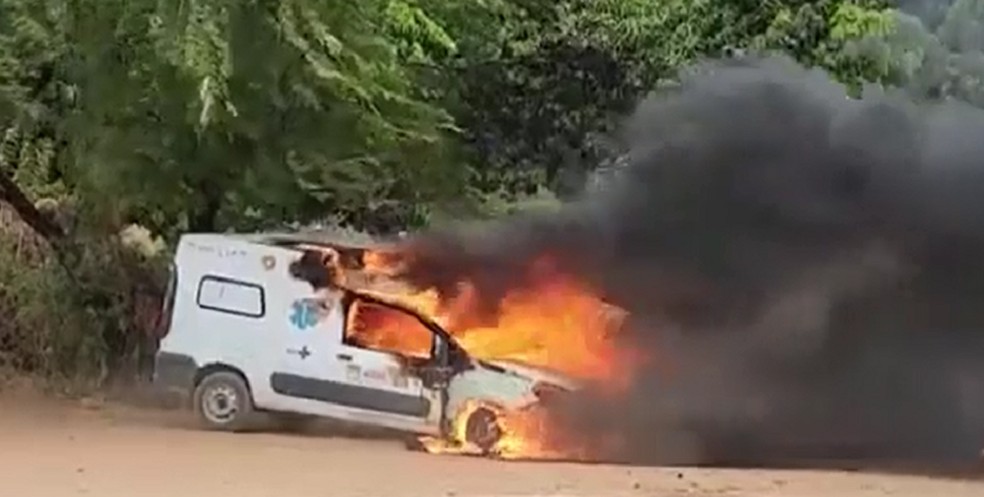Ambulância é destruída por incêndio em Assu, RN — Foto: Reprodução