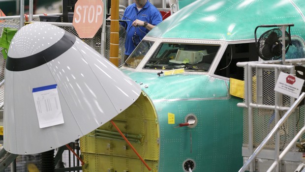 Funcionário da Boeing trabalha na montagem do Boeing 737 MAX (Foto: Stephen Brashear/Getty Images)