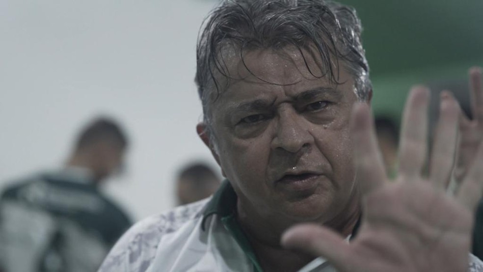 Aldeone Abrantes, com os cinco dedos da mão esquerda estendidos, fazendo referência à goleada do Sousa sobre o Botafogo-PB — Foto: Émerson Marvin / Sousa EC