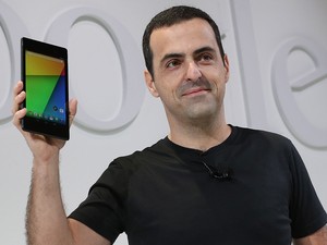 O brasileiro Hugo Barra, vice-presidente do Google, revela o tablet Nexus 7 (Foto: AFP)