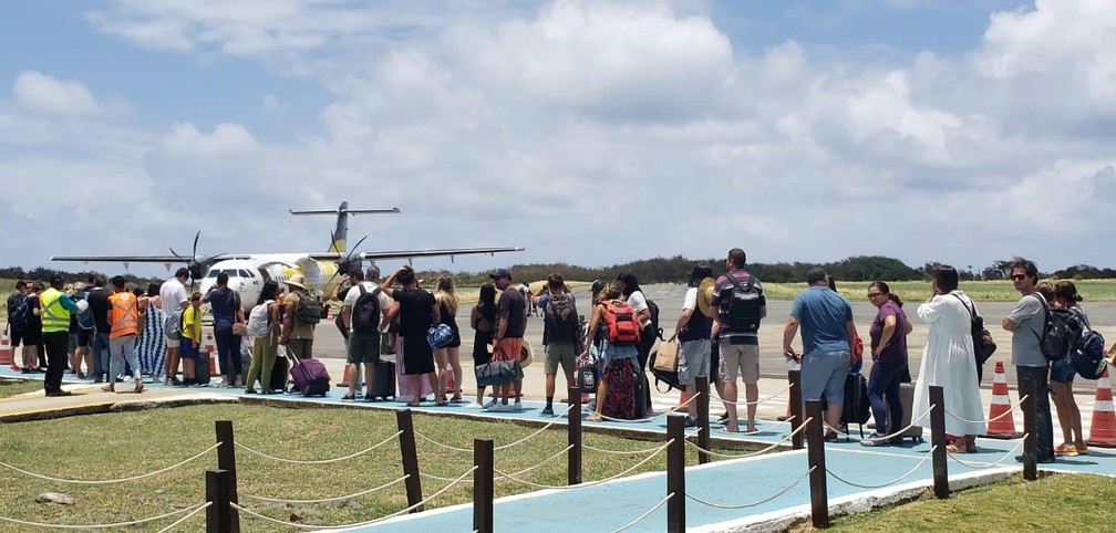 Turistas deixaram a ilha no início da tarde desta quarta-feira (19) — Foto: Ana Clara Marinho/TV Globo