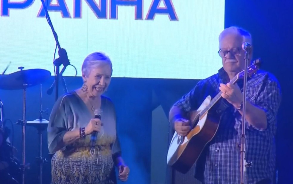 Mary, da dupla As Galvão, retorna aos palcos em evento sertanejo pela 1ª vez desde a morte da irmã  — Foto: Fábio Modesto /TV TEM