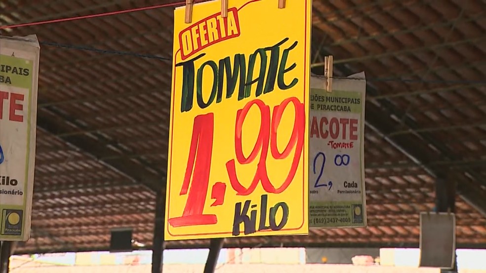 Tomate custa R$ 1,99 em varejão municipal de Piracicaba — Foto: Ronaldo de Oliveira/EPTV