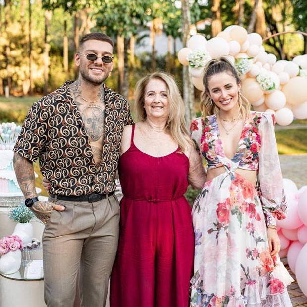 Lucas Lucco, a avó, Julia, e Lorena Carvalho (Foto: Reprodução / Instagram)