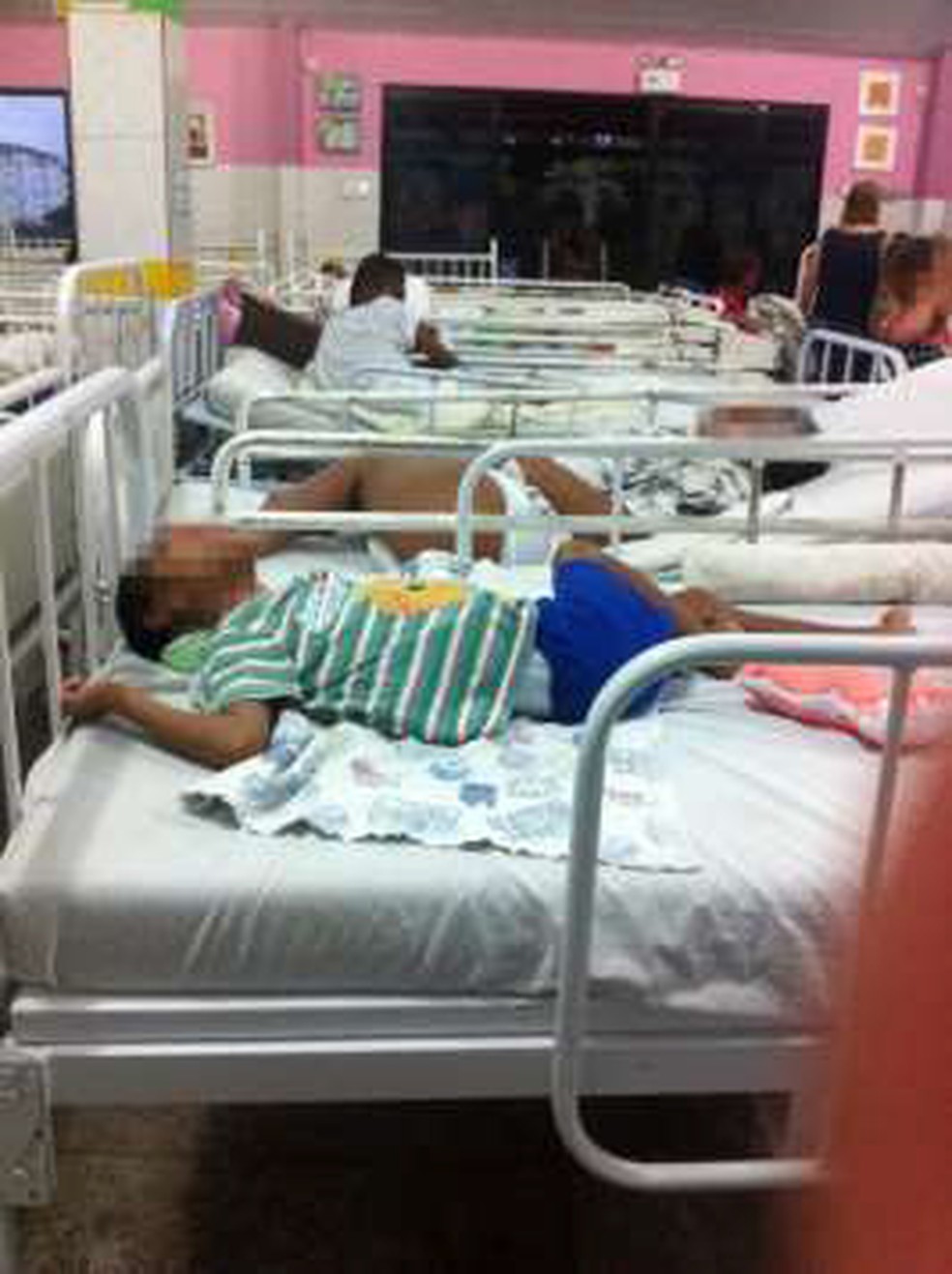 Grupo de crianças em instituição superlotada que abriga 109 internos na Bahia. (Foto: Reprodução/ Human Rights Watch)