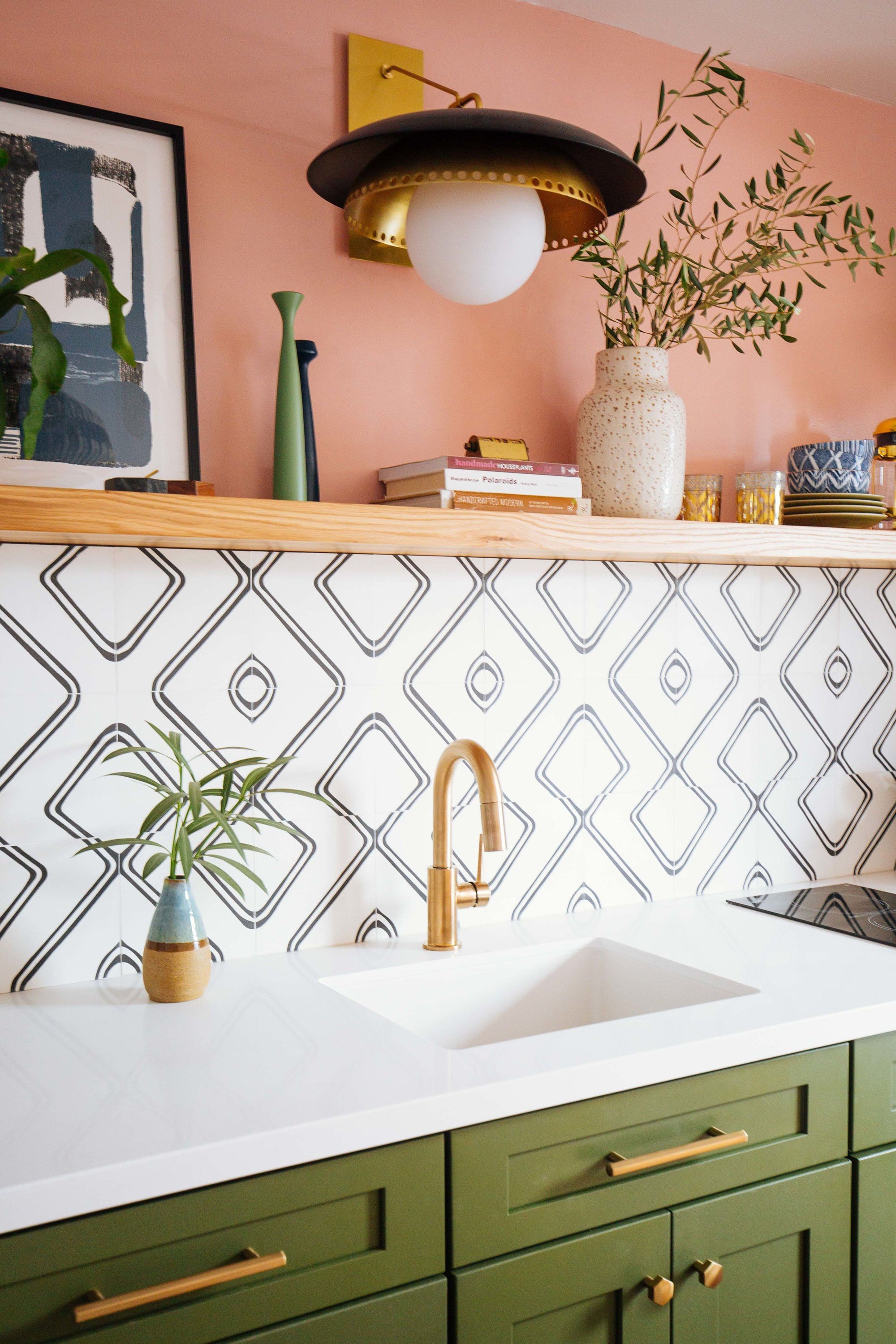 Décor dia: cozinha verde e rosa com azulejos geométricos (Foto: Divulgação)