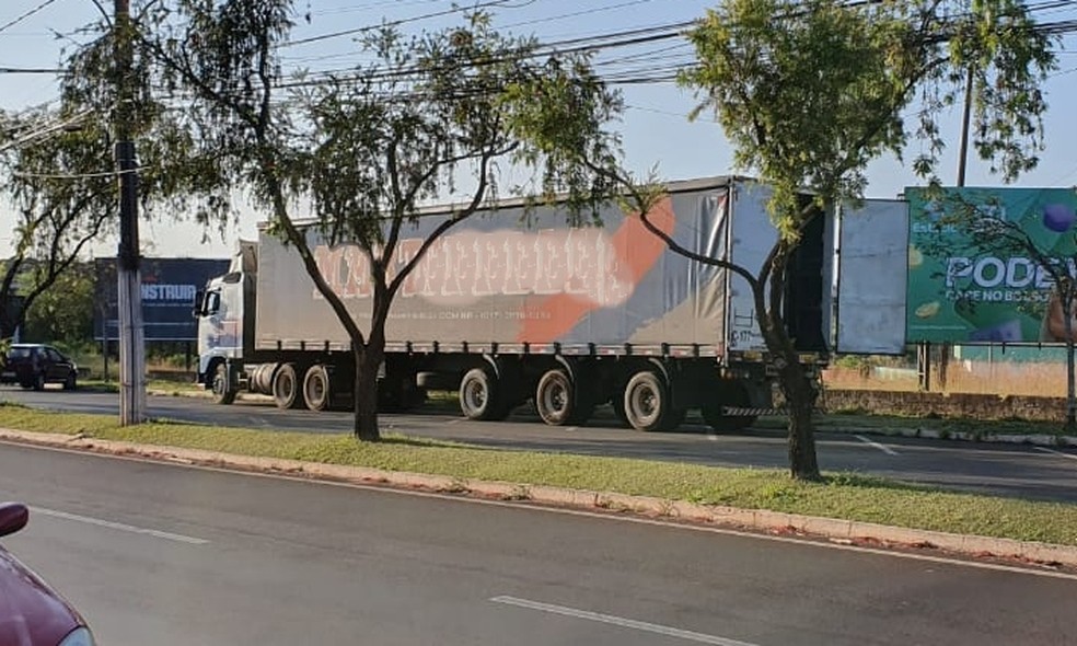 Caminhão estava carregado de leite em pó, mas só uma parte da carga foi levado pelos assaltantes — Foto: Laperuta/Passando a Régua