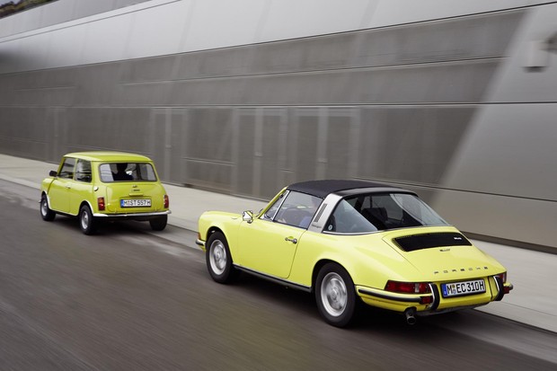 Porsche 911 e Mini Cooper (Foto: divulgação)