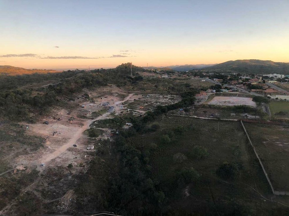 Famílias estavam em terreno nas imediações da cidade — Foto: Reprodução/Ciopaer