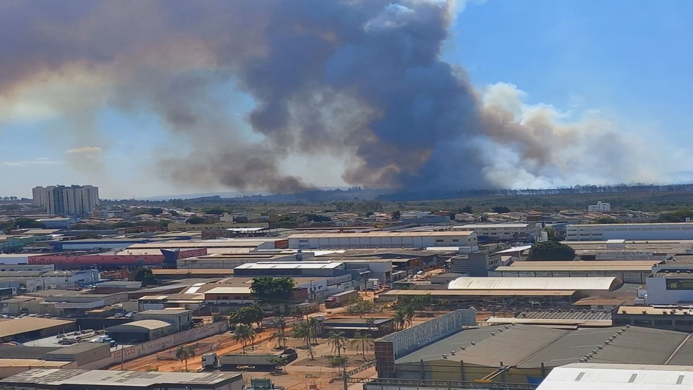 Incêndio na Floresta Nacional de Brasília visto de Taguatinga — Foto: Arquivo pessoal