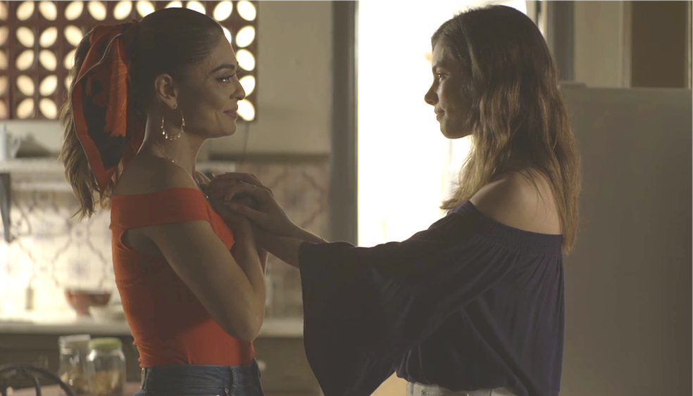 Em 'A Dona do Pedaço', Maria da Paz (Juliana Paes) diz a Joana (Bruna Hamu) que a tem como filha do coração — Foto: TV Globo