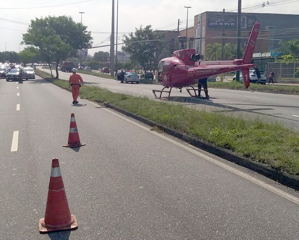Helicóptero dos bombeiros pousou na Avenida Ayrton Senna — Foto: COR