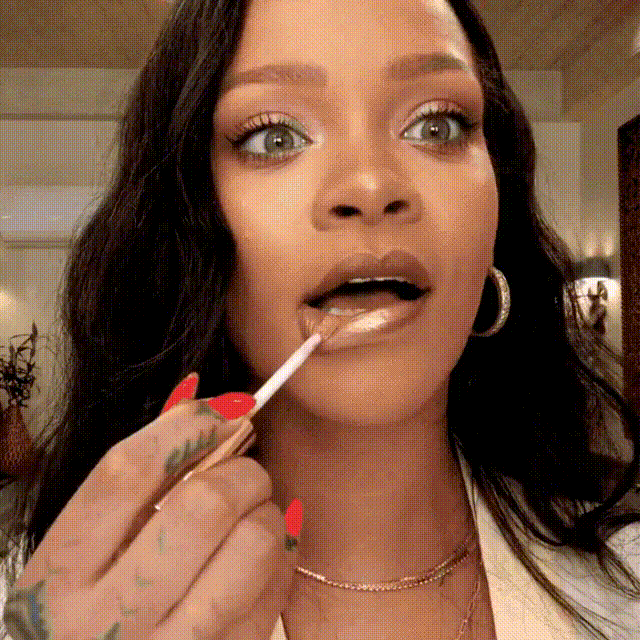 Maquiadora entrega os produtos favoritos de Rihanna na Fenty Beauty (Foto: Reprodução/Instagram)
