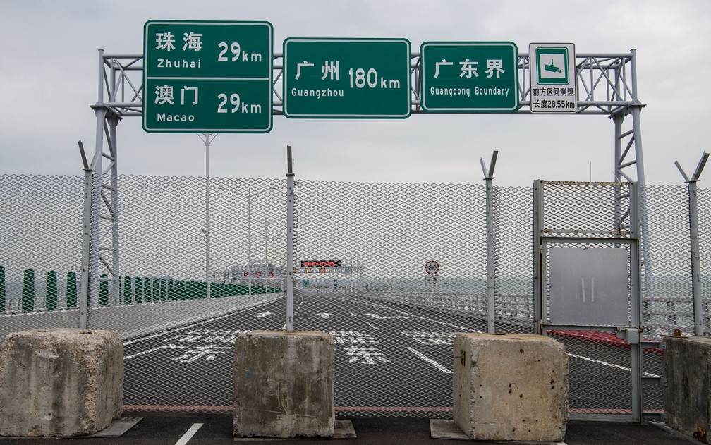 Barreira colocada antes da abertura da ponte na travessia de fronteira no lado de Hong Kong â€” Foto: Anthony Wallace/AFP
