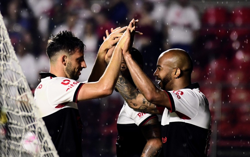 Gol de Calleri em São Paulo x Coritiba — Foto: Marcos Ribolli