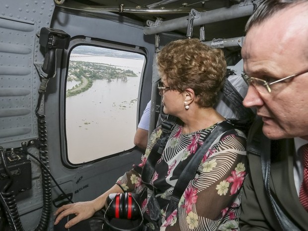 Dilma Rousseff durante sobrevoo a áreas afetadas pelas enchentes no RS (Foto: Roberto Stuckert Filho/PR)