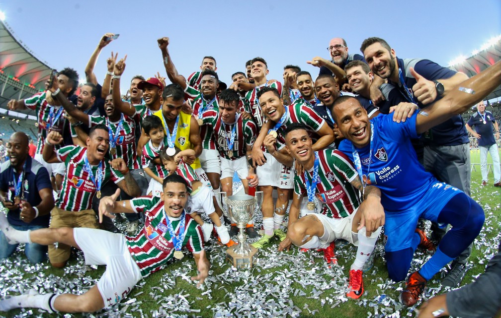 ApÃ³s o apito final, jogadores fizeram a festa no campo do MaracanÃ£ (Foto: LUCAS MERÃ‡ON / FLUMINENSE F.C.)
