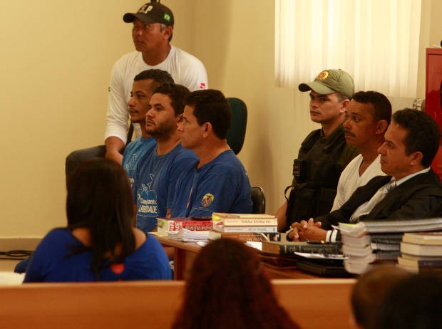 José Rodrigues Moreira, Lindonjonson Silva Rocha e Alberto Lopes do Nascimento sentam no banco dos réus no segundo dia de julgamento no Fórum de Marabá. (Foto: Tarso Sarraf/ O Liberal)