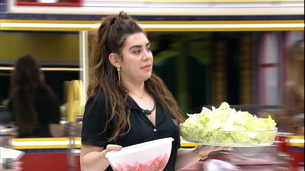 Naiara Azevedo cozinha para o almoço dos brothers  — Foto: Globo