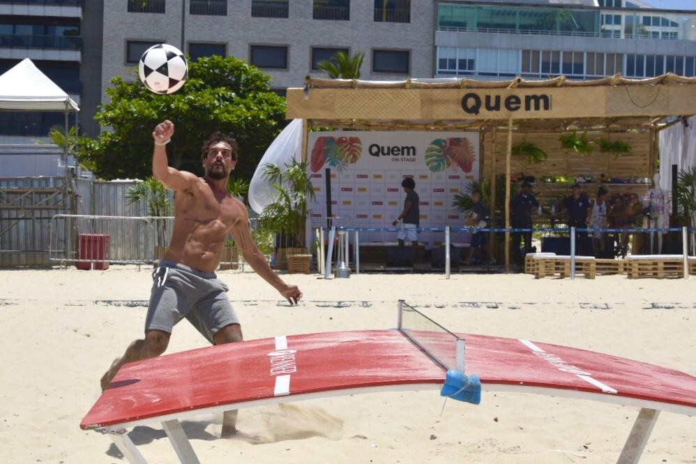 Felipe Roque joga futmesa em dia de praia no Rio de Janeiro (Foto: Fábio Cordeiro)