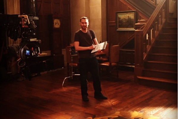 O diretor Bryan Singer no set de um dos filmes da franquia X-Men (Foto: Instagram)