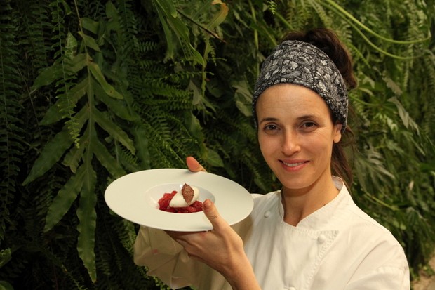Helena e uma de suas criações gastronômicas (Foto: Guilherme Bessa/ Divulgação)