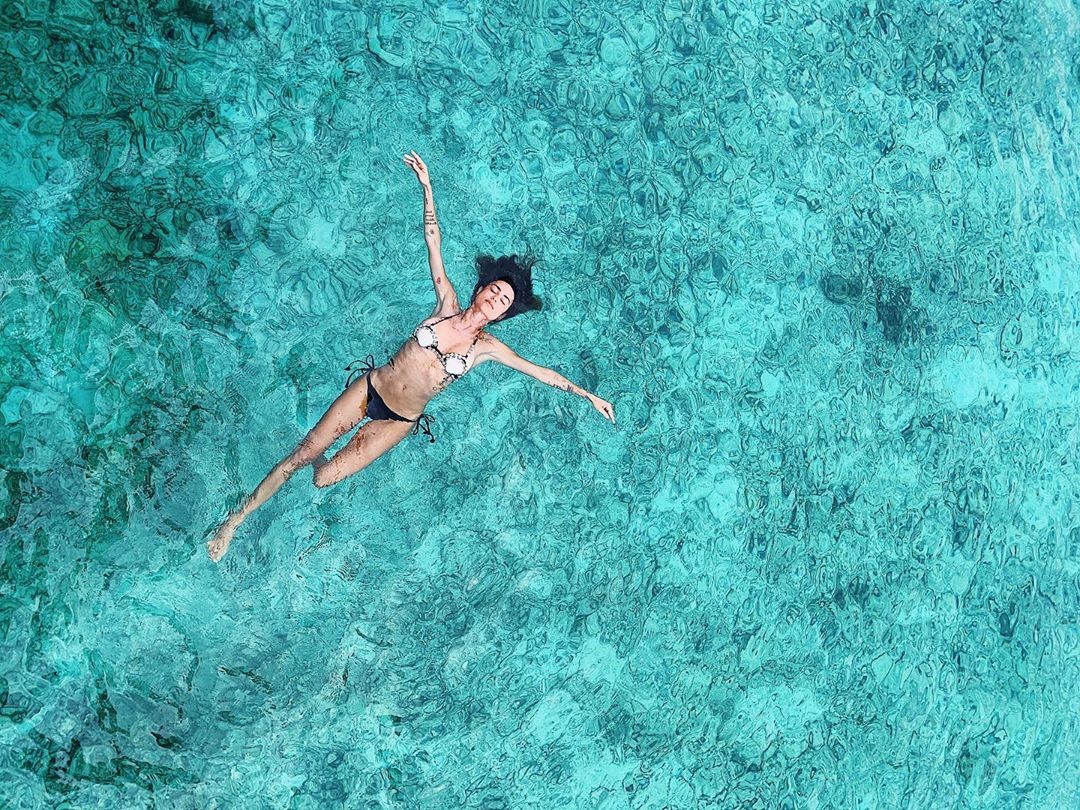 Thaila Ayala nada em lua de mel nas Maldivas (Foto: Reprodução/Instagram)