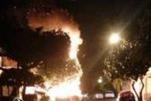 Um incêndio em meio ao conlito ente carteis do estado mexicano de Colima (Foto: Reprodução)