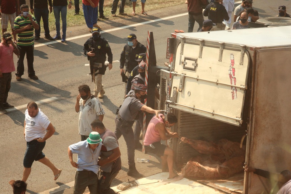 Caminhão carregado de carnes é saqueado após tombar na Rodovia Régis Bittencourt — Foto: Everaldo Silva/Futura Press/Estadão Conteúdo