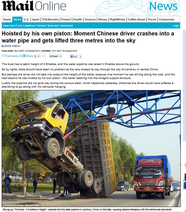 Caminhão caçamba ficou suspenso após acidente na China. (Foto: Reprodução/Daily Mail)