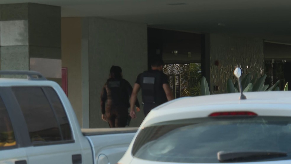 Operação faz buscas na casa do ex-secretário de Economia André Clemente, no DF — Foto: TV Globo/Reprodução