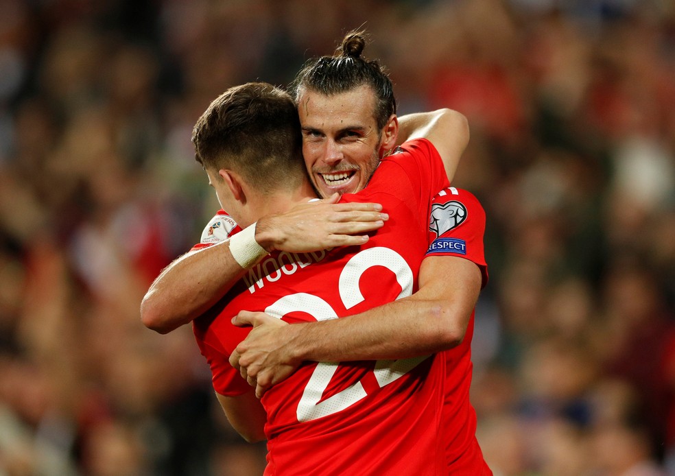 Gareth Bale abraça Ben Woodburn na comemoração do gol de País de Gales (Foto: Reuters/John Sibley)