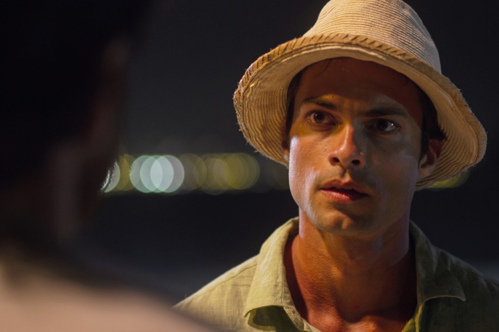 Victor Sparapane é o Boto-cor-de-rosa em Cidade Invisível  — Foto: Divulgação/Netflix
