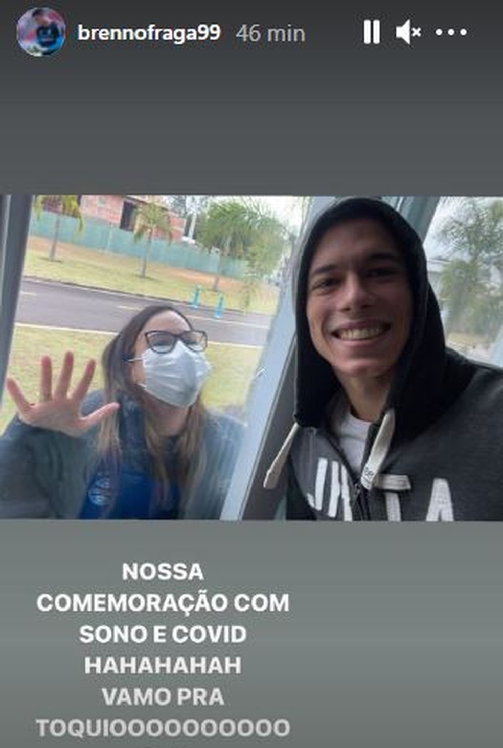 Com Covid 19 Brenno Comemora Convocacao Com A Esposa Separado Por Janela Veja Gremio Ge