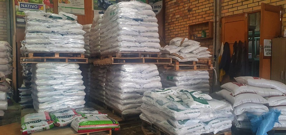 Prefeitura de São Joaquim adquiriu 2,5 toneladas em sacas de sal para derreter gelo na pista com previsão de nevar em SC  — Foto: Mycchel Legnaghi/Prefeitura de São Joaquim