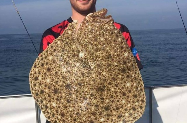 Pescador tenta beijar peixe e quase morre engasgado