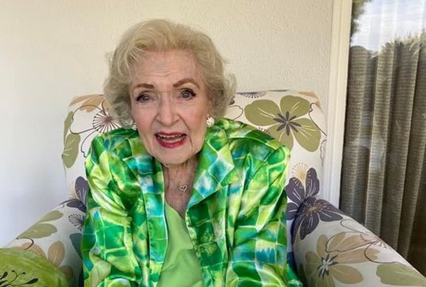 Uma das últimas fotos de Betty White antes de sua morte, aos 99 anos (Foto: Reprodução/Facebook)