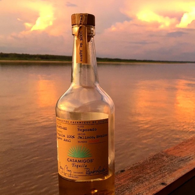 A tequila Casamigos, de Rande Gerber e George Clooney, também veio para a Amazônia (Foto: Reprodução/Instagram)