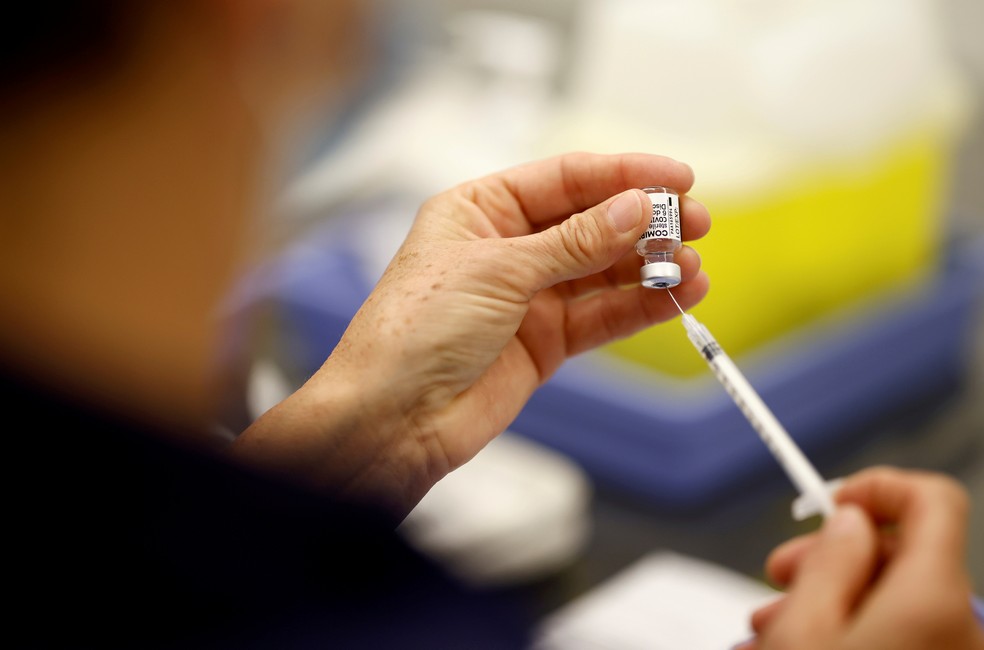 Dose de vacina da Pfizer/BioNTech sendo preparada em Saint-Nazaire, França, em 28 de maio — Foto: Stephane Mahe/Arquivo/Reuters