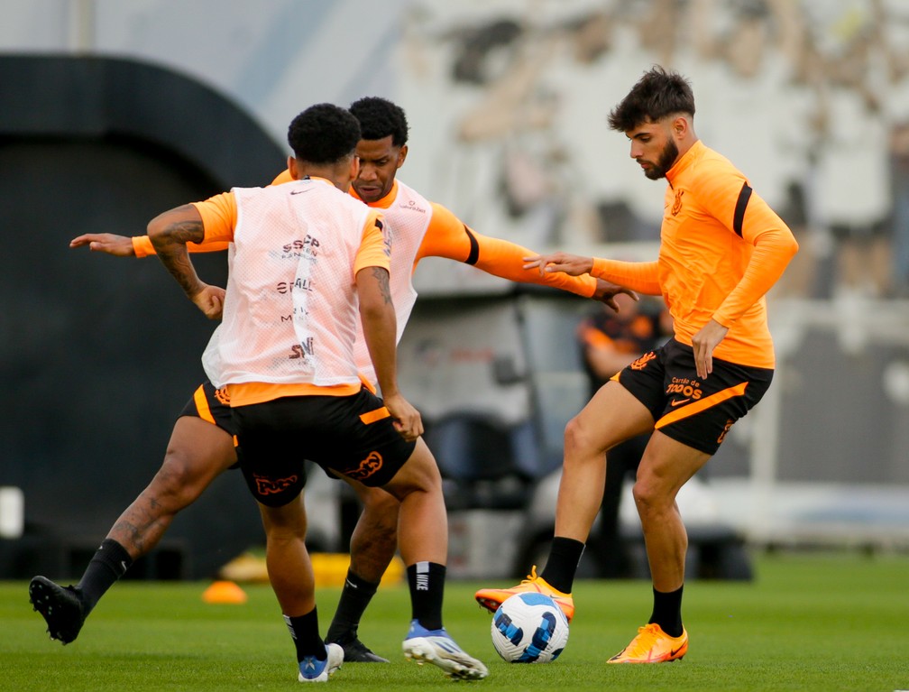 Corinthians finaliza prepração para jogo contra Flamengo; Vítor Pereira tem dúvidas na escalação
