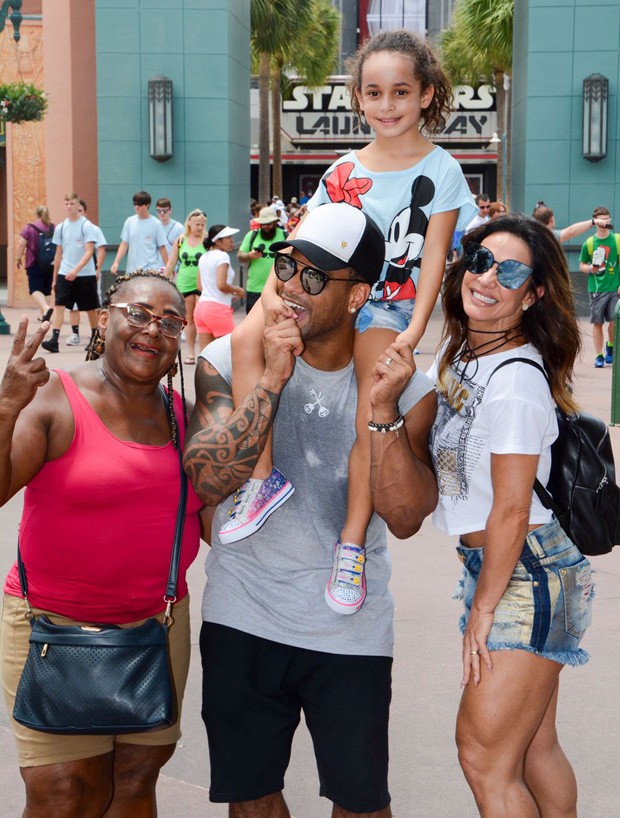 Scheila Carvalho tira férias e vai para Disney com a família (Foto: Divulgação)
