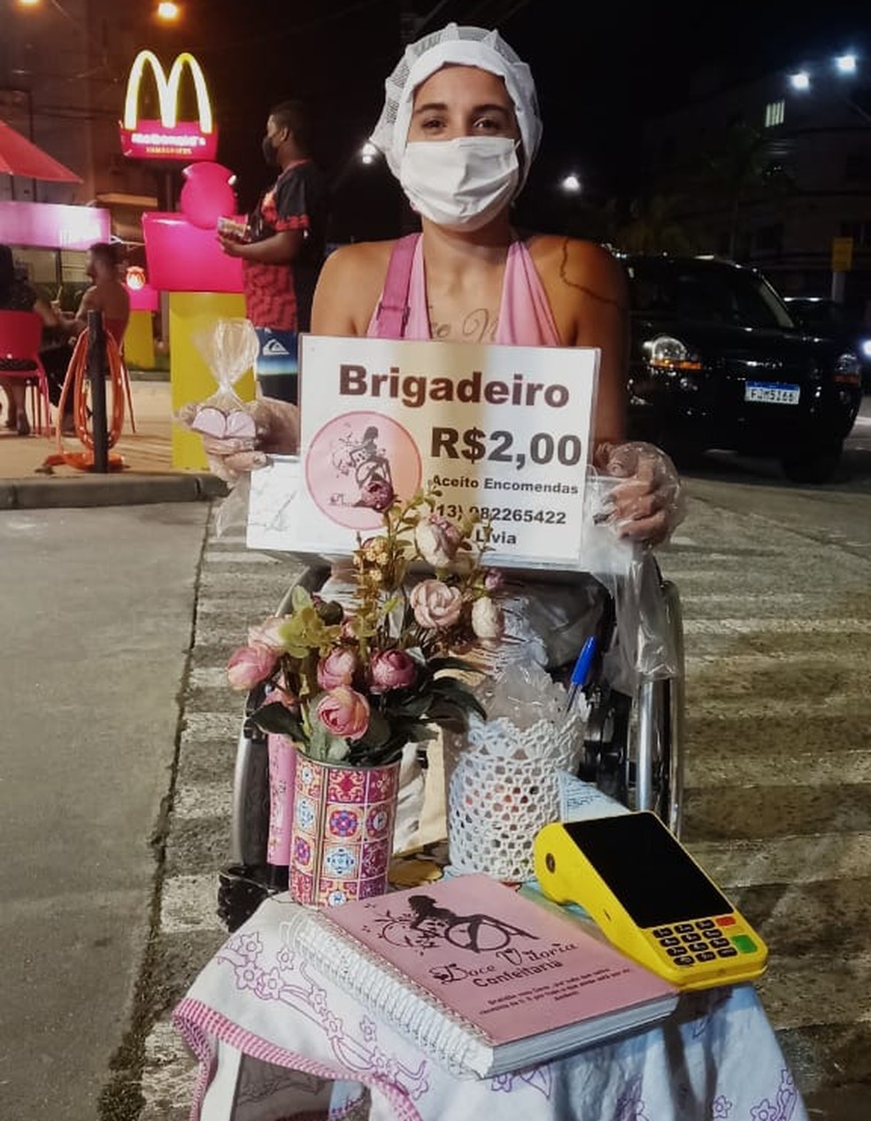 Jord'any Livia Mendes Costa vende doces nas ruas de Praia Grande, SP — Foto: Arquivo Pessoal