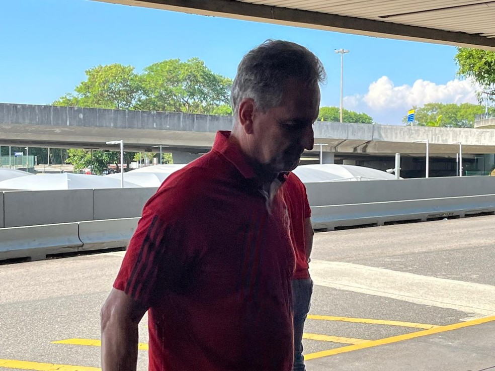 Rodolfo Landim em embarque do Flamengo para a Argentina &mdash; Foto: Gabriel Andrade / ge
