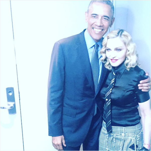 Madonna abraçada com Barack Obama (Foto: Instagram)