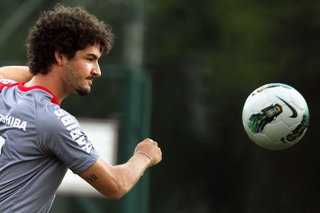 Com Pato discreto, Muricy comanda coletivo com 14 jogadores na linha