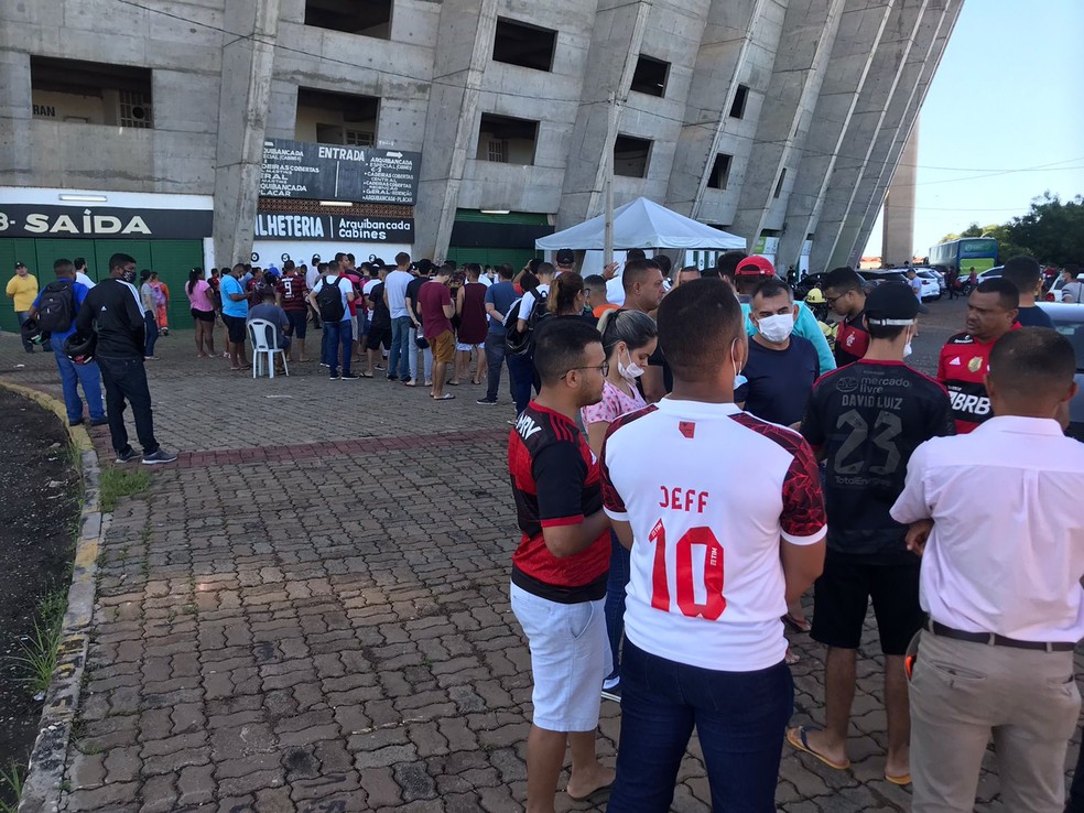 Torcedores 'madrugam' em filas e garantem ingressos para assistir a Flamengo x Altos em Teresina — Foto: Arthur Ribeiro/ge